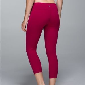 Lululemon wunder under crop 4 bumble berry red
